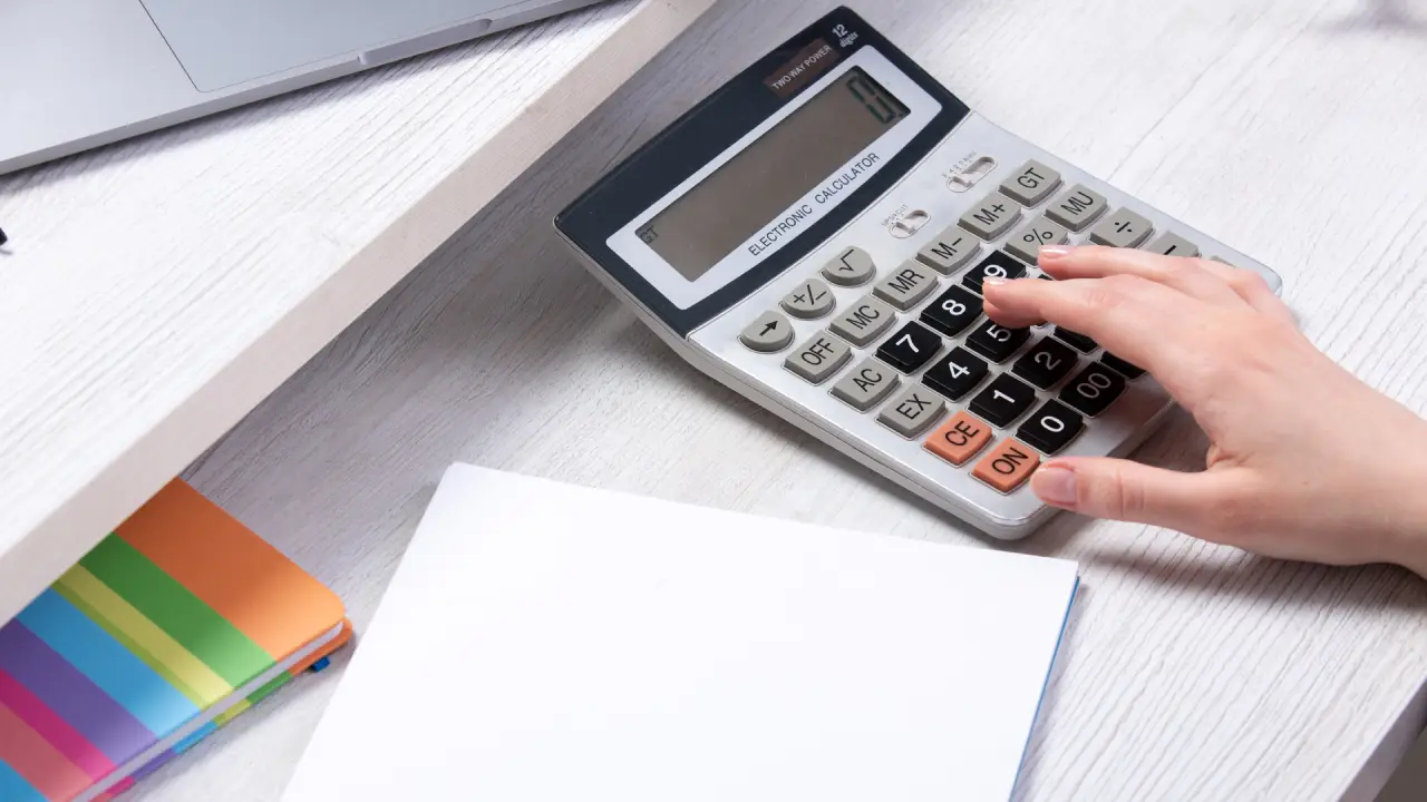 How to Plan Monthly Expenses Using a Paycheck Tax Calculator